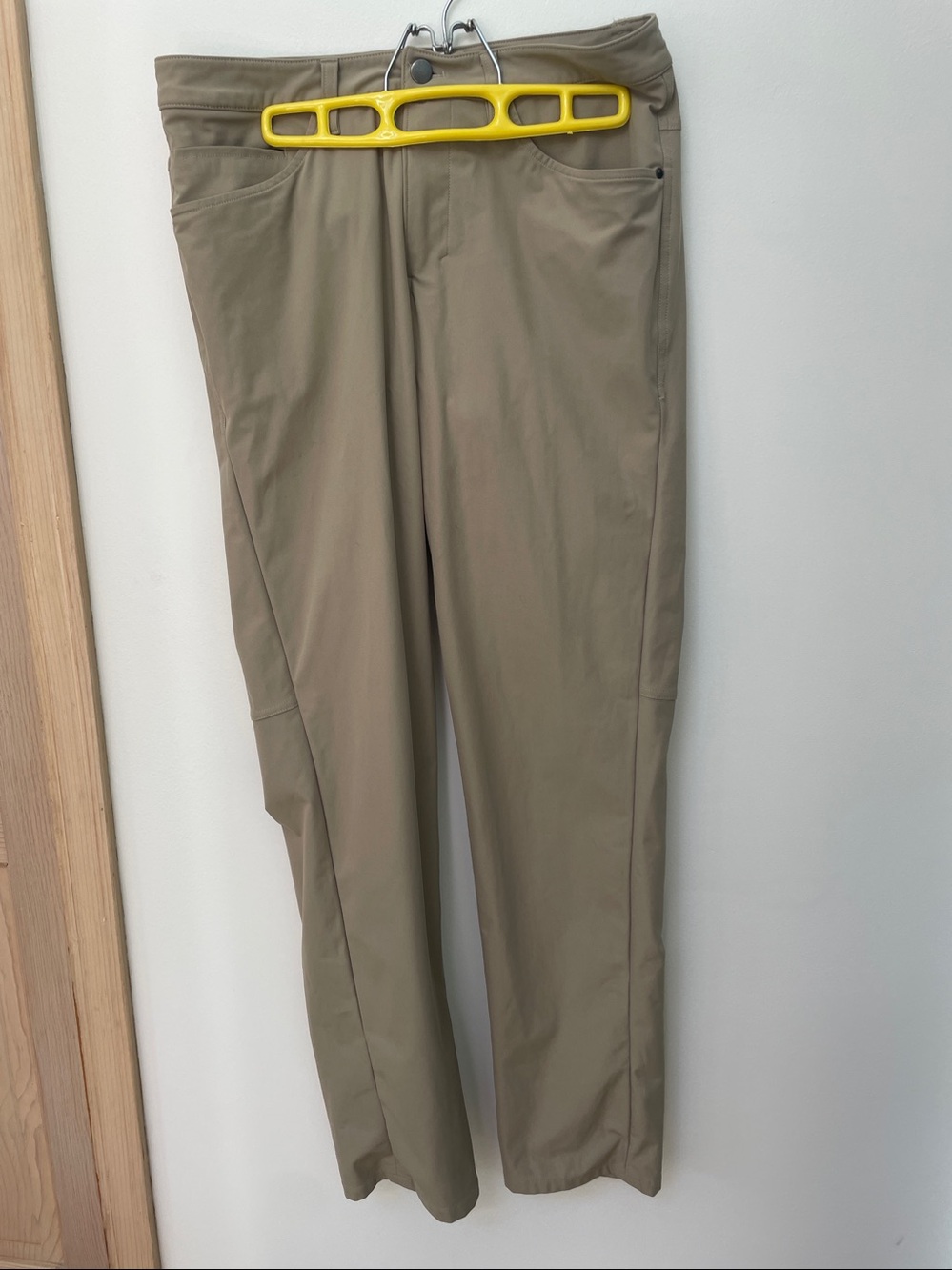 Lululemon pants Tan ABC pants 30 chino 5426S